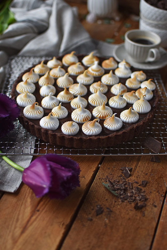 Schokoladen-Tarte mit Kirschkern und Marshmallow-Tupfen ⋆ Knusperstübchen