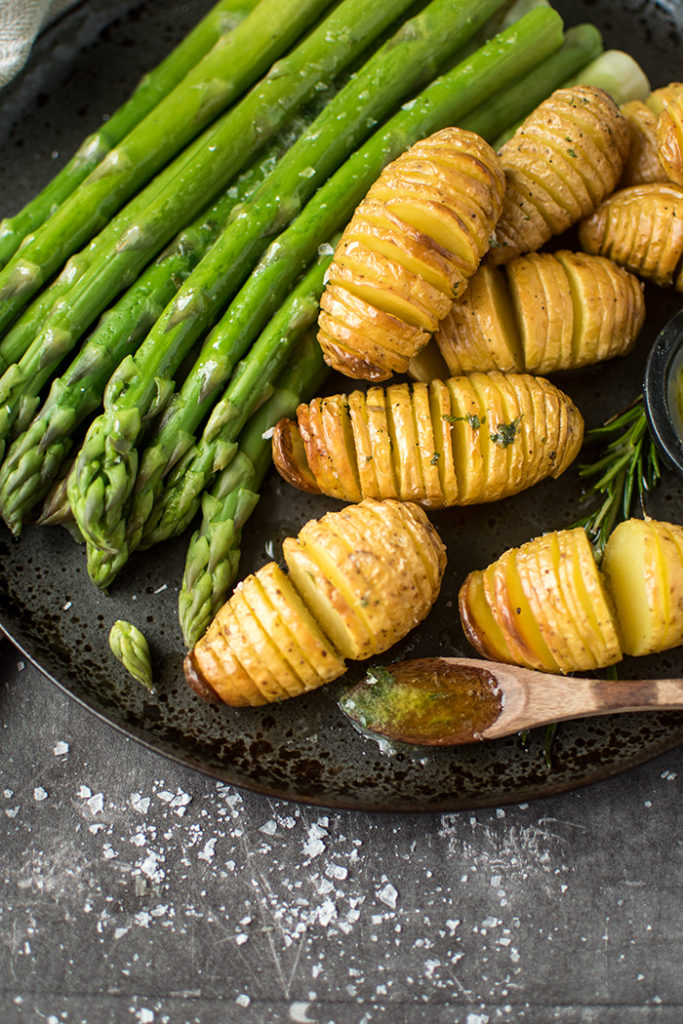 Hasselback-Kartoffeln und Ofen-Spargel oder auch einfacher geht&amp;#39;s ...