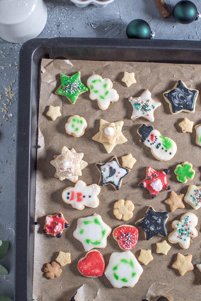 Ausstechplätzchen oder auch die besten Butterplätzchen mit Zuckerglasur ...