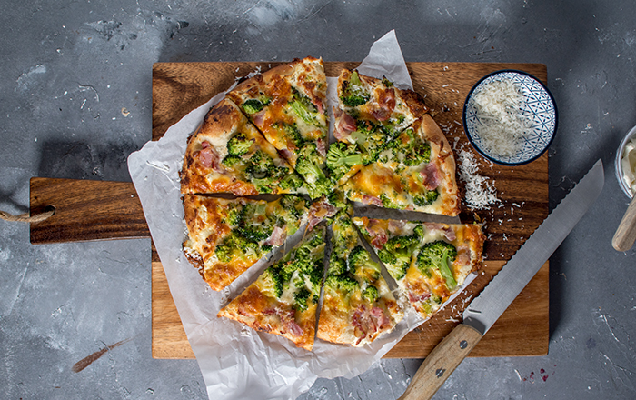 Vier-Käse-Alfredo-Pizza mit Brokkoli: Pizzafreitag und 3 Tipps für knusprige Pizza