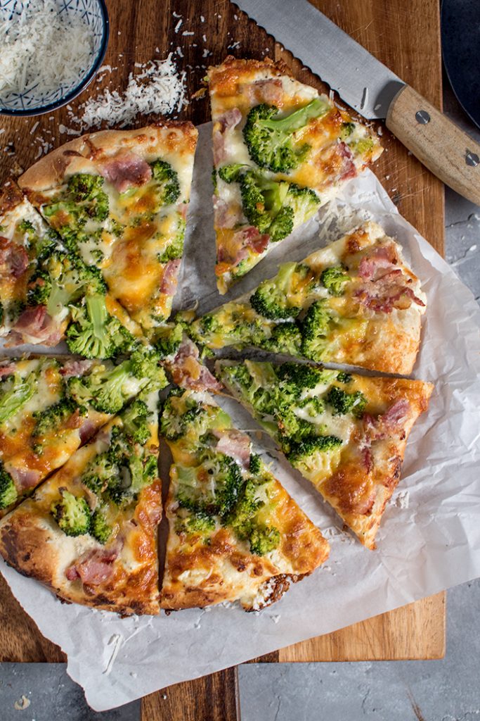 Vier-Käse-Alfredo-Pizza mit Brokkoli: Pizzafreitag und 3 Tipps für ...
