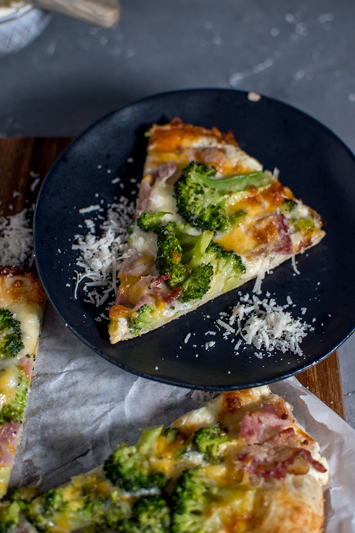 Vier-Käse-Alfredo-Pizza mit Brokkoli: Pizzafreitag und 3 Tipps für ...