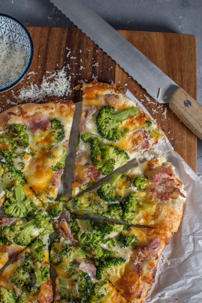 Vier-Käse-Alfredo-Pizza mit Brokkoli: Pizzafreitag und 3 Tipps für