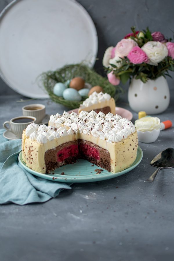 Eierlikör-Mousse-Torte mit buntem Kern: groß auftischen zum Osterfest ⋆ ...