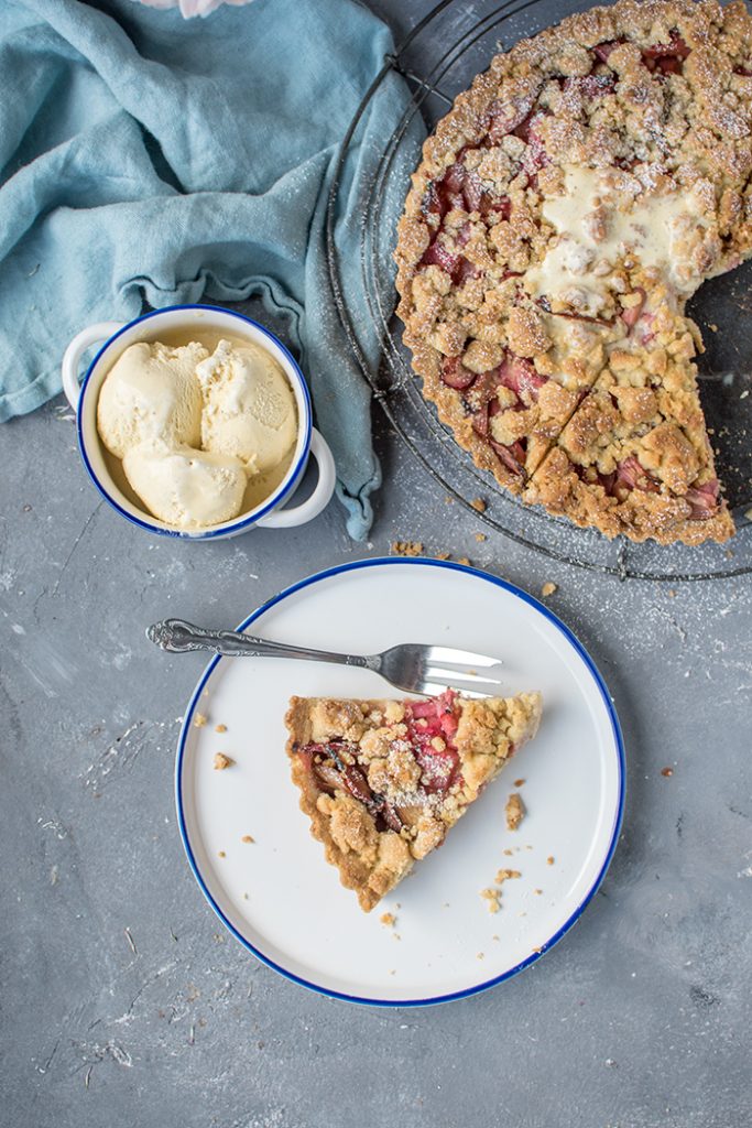 Streuselkuchen mit Rhabarber &amp; Creme Fraiche Vanilleeis ⋆ Knusperstübchen