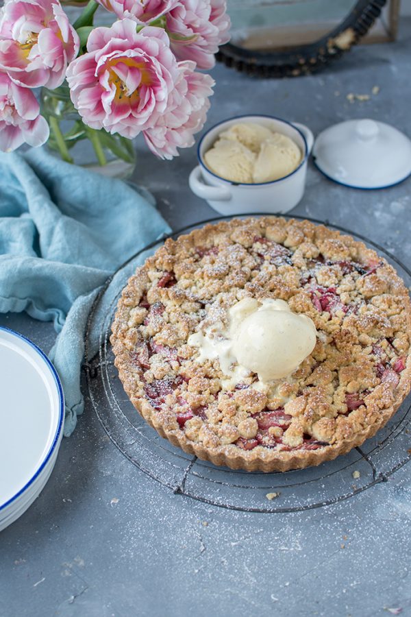 Streuselkuchen mit Rhabarber &amp; Creme Fraiche Vanilleeis ⋆ Knusperstübchen
