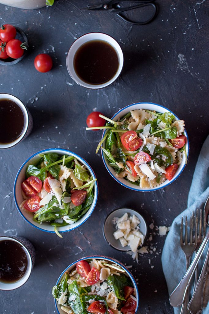 Pasta-Spinat-Salat mit Knobi-Parmesan-Sauce ⋆ Knusperstübchen