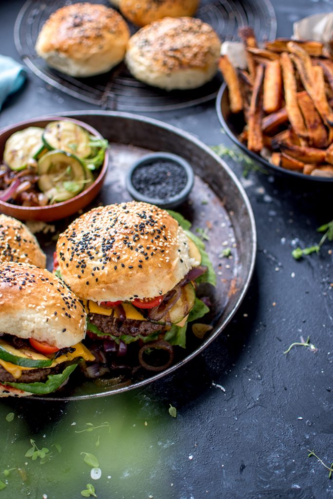 Süßkartoffel-Pommes aus dem Ofen &amp; mediterrane Burger: Snacken können ...