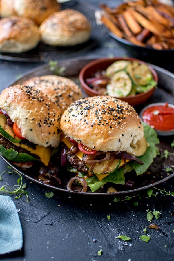 Süßkartoffel-Pommes aus dem Ofen &amp; mediterrane Burger: Snacken können ...
