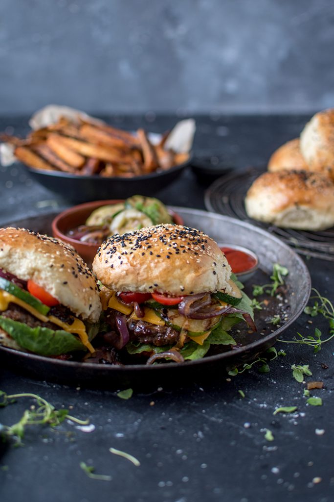 Süßkartoffel-Pommes aus dem Ofen &amp; mediterrane Burger: Snacken können ...