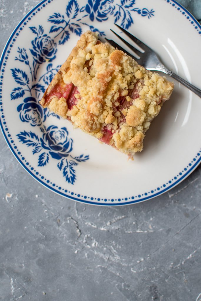 Rhabarber-Himbeer-Streusel-Blechkuchen ⋆ Knusperstübchen