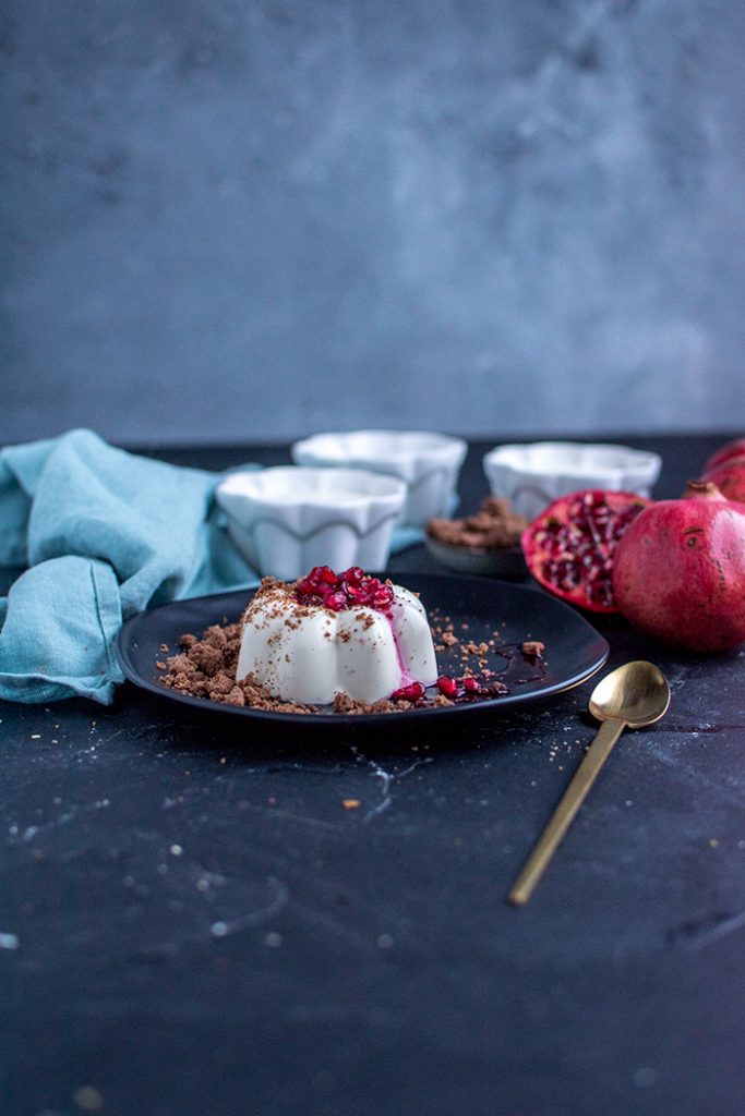 Panna Cotta mit Tonkabohne, Lebkuchen Crumble &amp; Granatapfel ⋆ ...