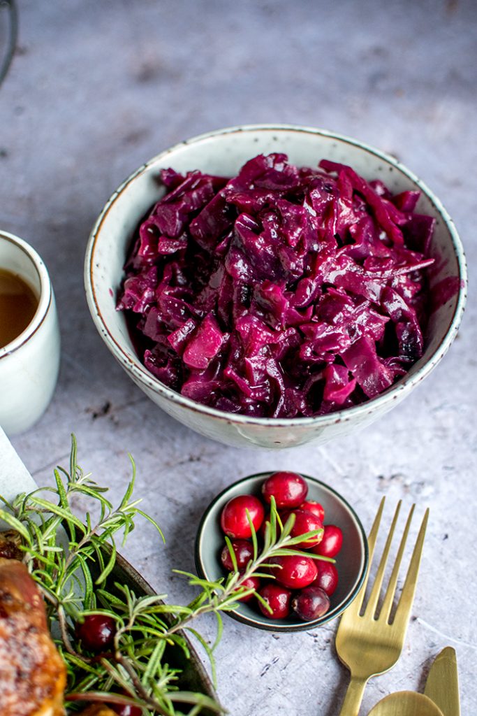 Entenbraten mit Apfel und Glühweinrotkohl: traditionelles ...