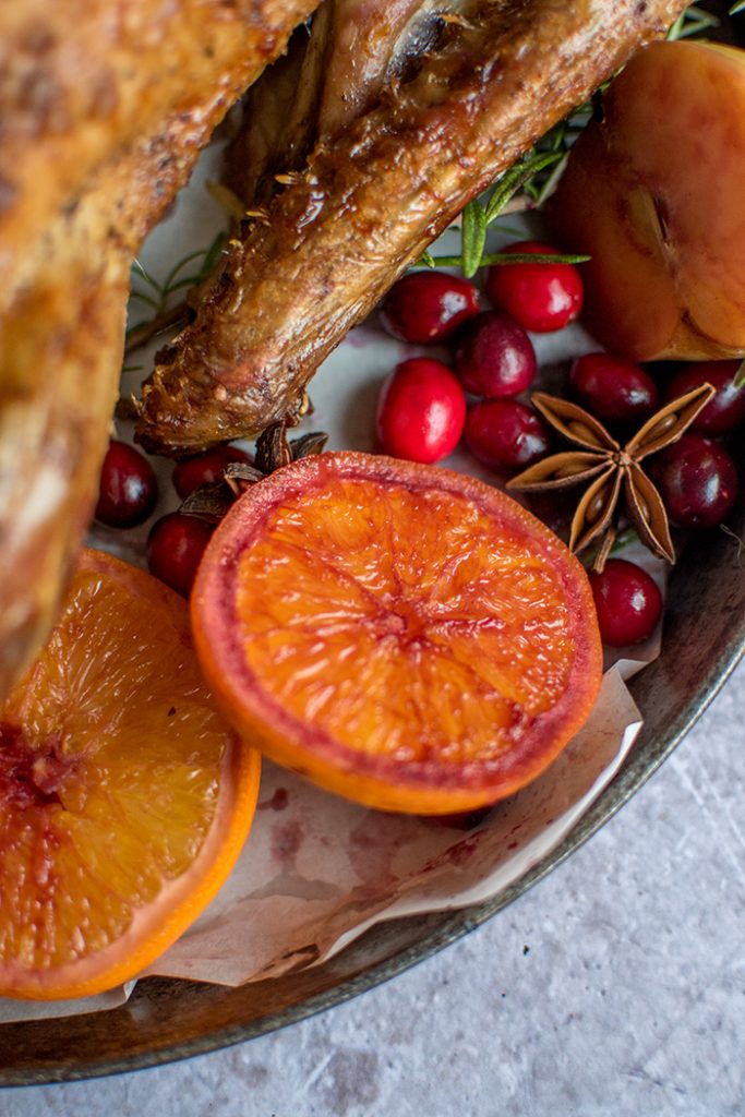 Entenbraten mit Apfel und Glühweinrotkohl: traditionelles ...