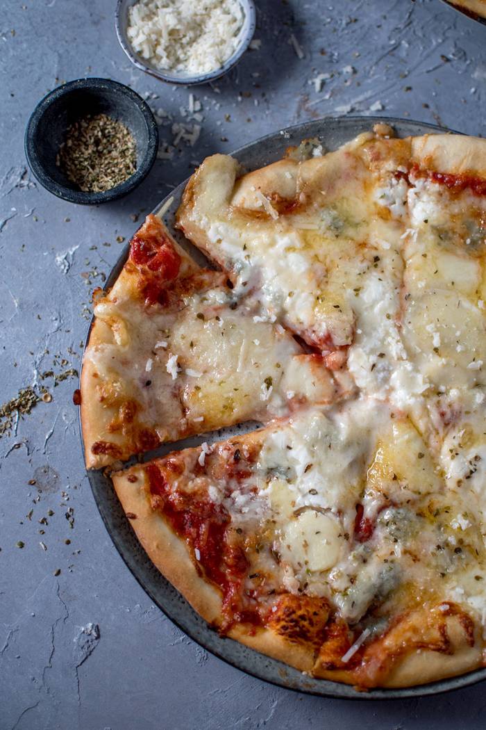 Vier-Käse-Pizza: Es ist wieder Pizzafreitag ⋆ Knusperstübchen