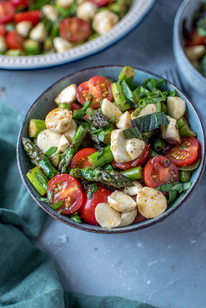 Caprese Salat mit geröstetem Spargel: Herzhaftes Frühlingsglück ⋆ ...