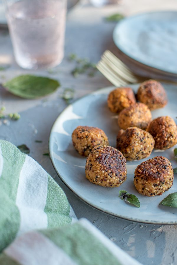 Quinoa Bällchen Tomate Mozzarella: Einmal veggie, bitte! ⋆ Knusperstübchen Quinoa Bällchen Tomate Mozzarella: Einmal veggie, bitte! ⋆ Knusperstübchen