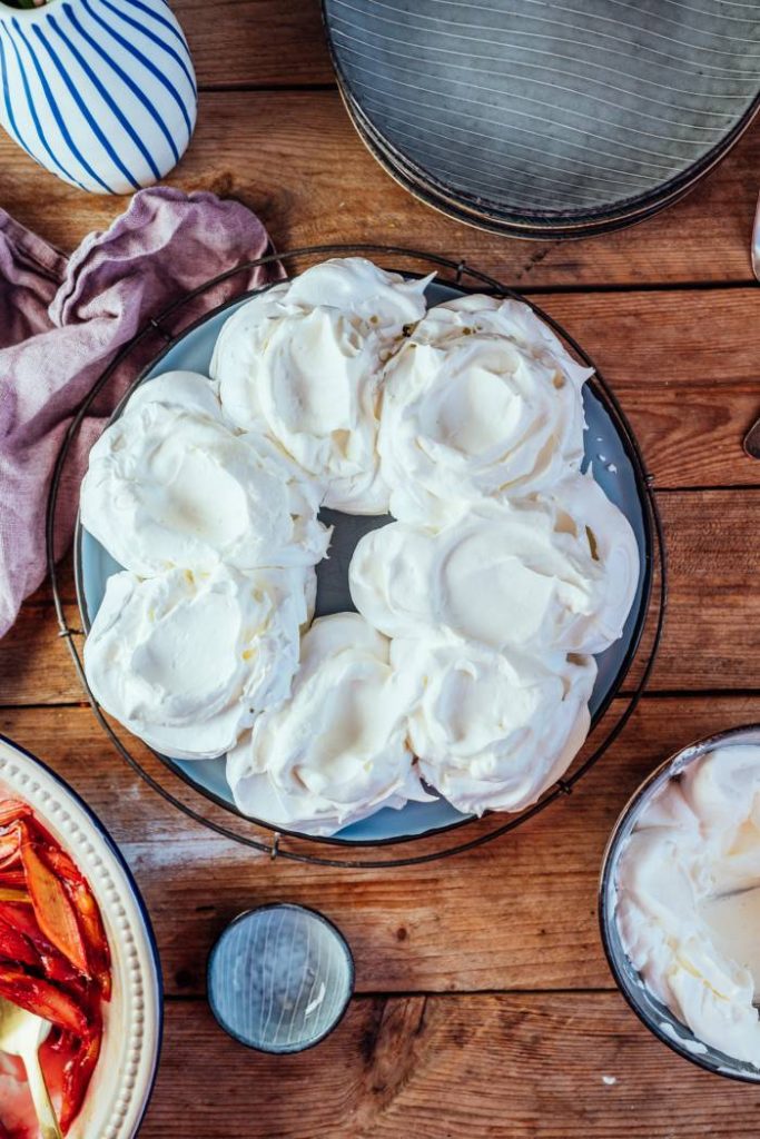 PavlovaKranz mit Ofenrhabarber Frühlingsglück für zu