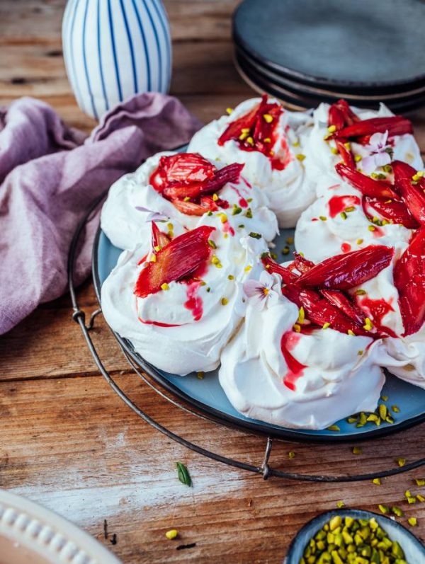 PavlovaKranz mit Ofenrhabarber Frühlingsglück für zu