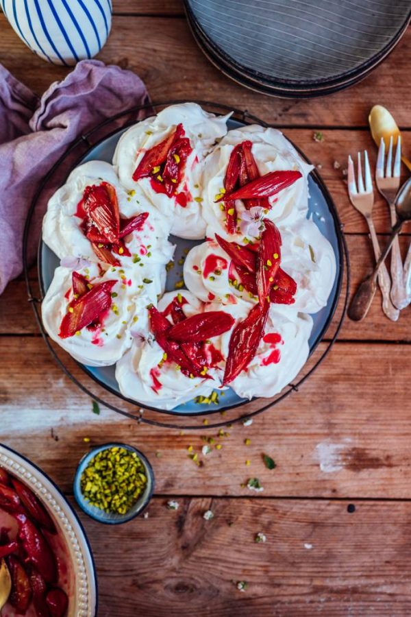 PavlovaKranz mit Ofenrhabarber Frühlingsglück für zu