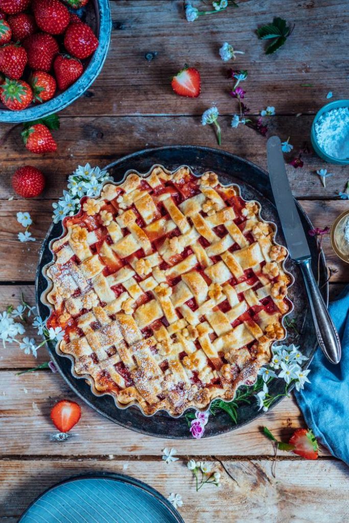 Erdbeer-Rhabarber-Pie: ein kleines Frühlingskörbchen zum Naschen ⋆ ... Erdbeer-Rhabarber-Pie: ein kleines Frühlingskörbchen zum Naschen ⋆ ...