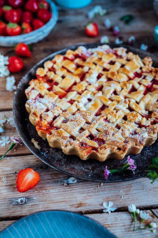 Erdbeer-Rhabarber-Pie: ein kleines Frühlingskörbchen zum Naschen ⋆ ... Erdbeer-Rhabarber-Pie: ein kleines Frühlingskörbchen zum Naschen ⋆ ...