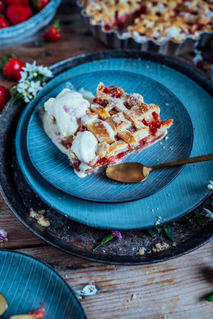 Erdbeer-Rhabarber-Pie: ein kleines Frühlingskörbchen zum Naschen ⋆ ... Erdbeer-Rhabarber-Pie: ein kleines Frühlingskörbchen zum Naschen ⋆ ...