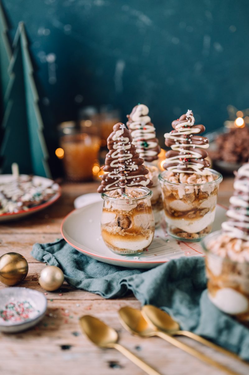 Weihnachtsdessert im Glas geschichtet mit Nougat, Spekulatius und ...