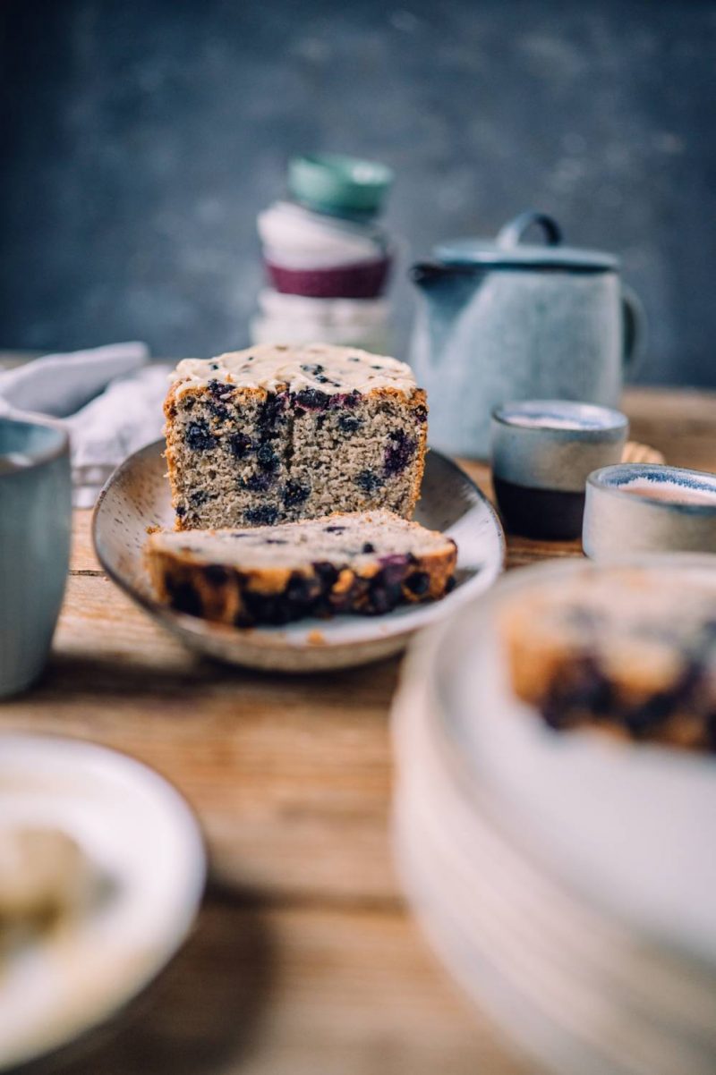 Bananenbrot mit Blaubeeren und MandelmusFrosting Zuckerfrei ⋆