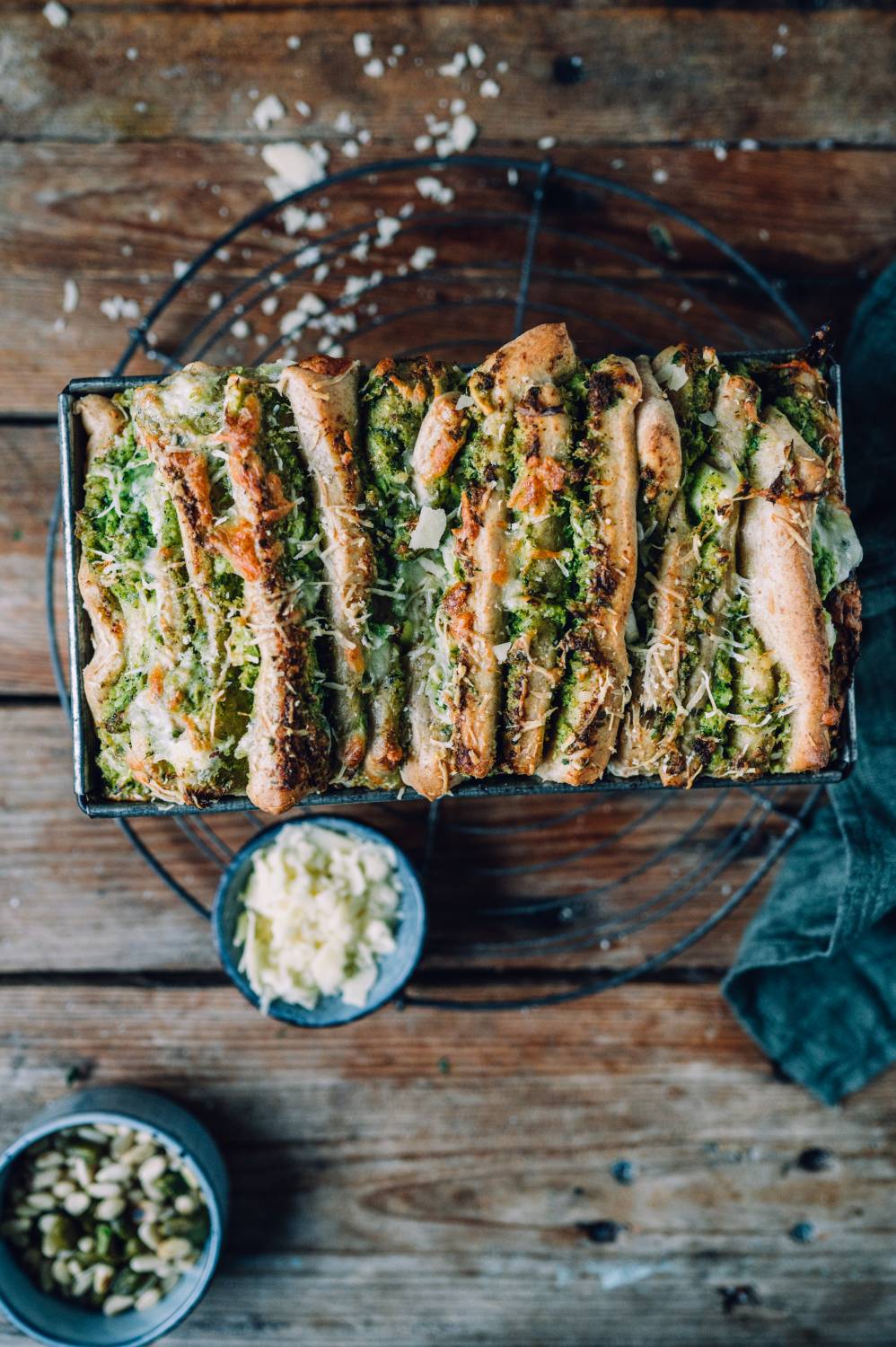 Faltenbrot mit Brokkoli-Pesto: Würziges Zupfbrot ⋆ Knusperstübchen