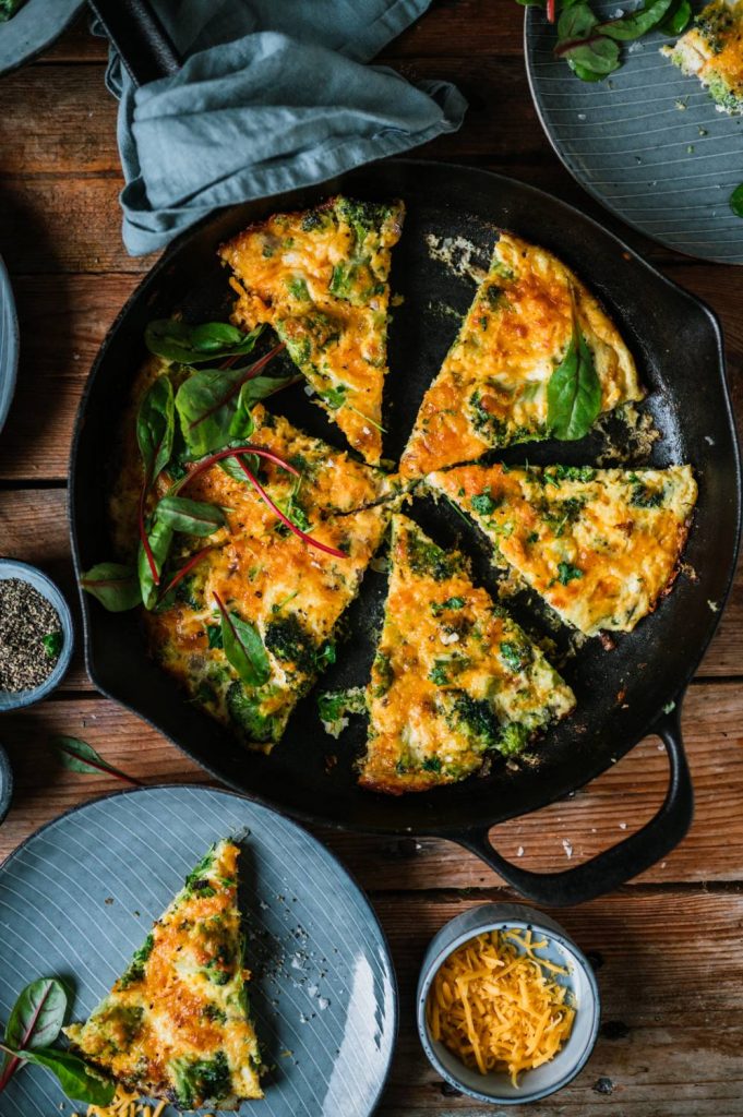 Omelette aus dem Ofen mit Brokkoli und Cheddar oder auch Frittata: Eine ...