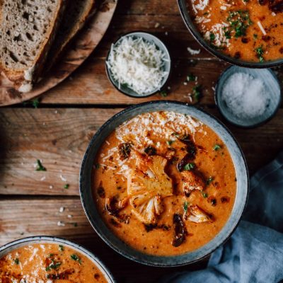 Ofenblumenkohl-Suppe mit gerösteter Paprika: Würziges Seelenfutter in Suppenform