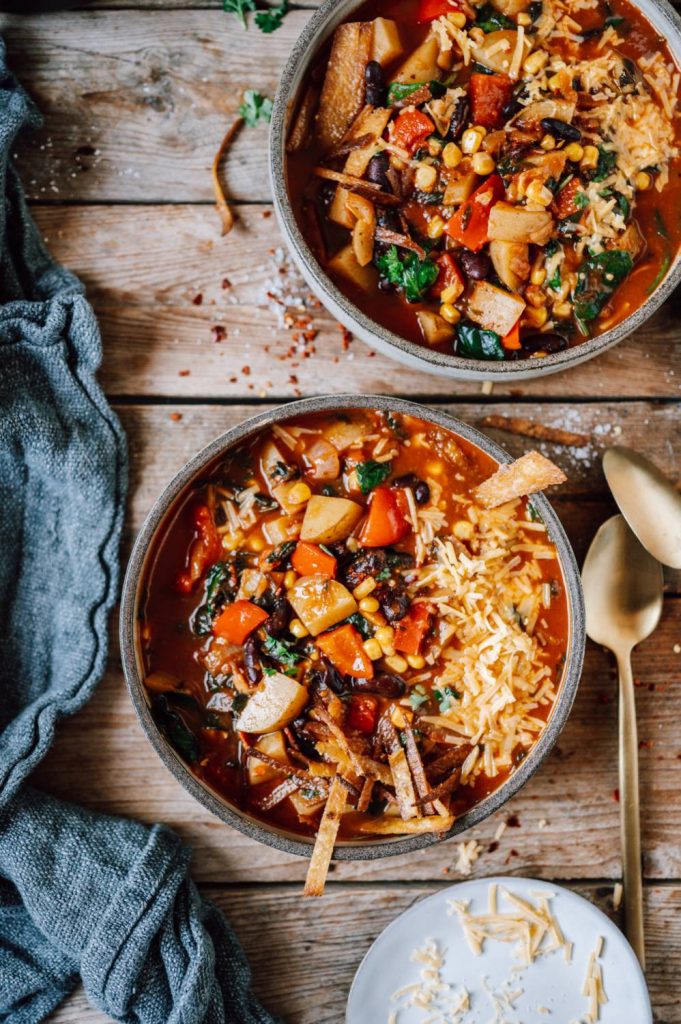 Chili-Kartoffel-Eintopf mit gerösteten Tortillastreifen und Cheddar ...