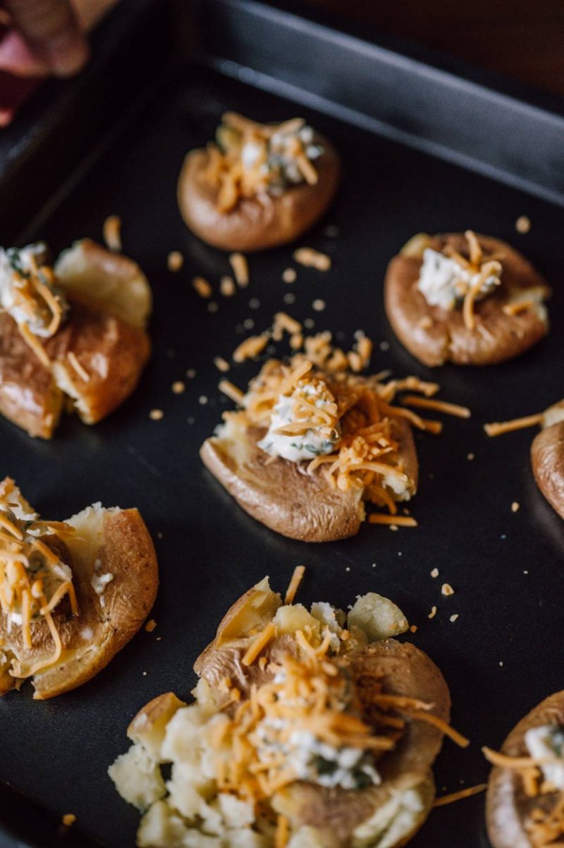 Kartoffeln aus dem Ofen mit Brokkoli und Cheddar und zwei