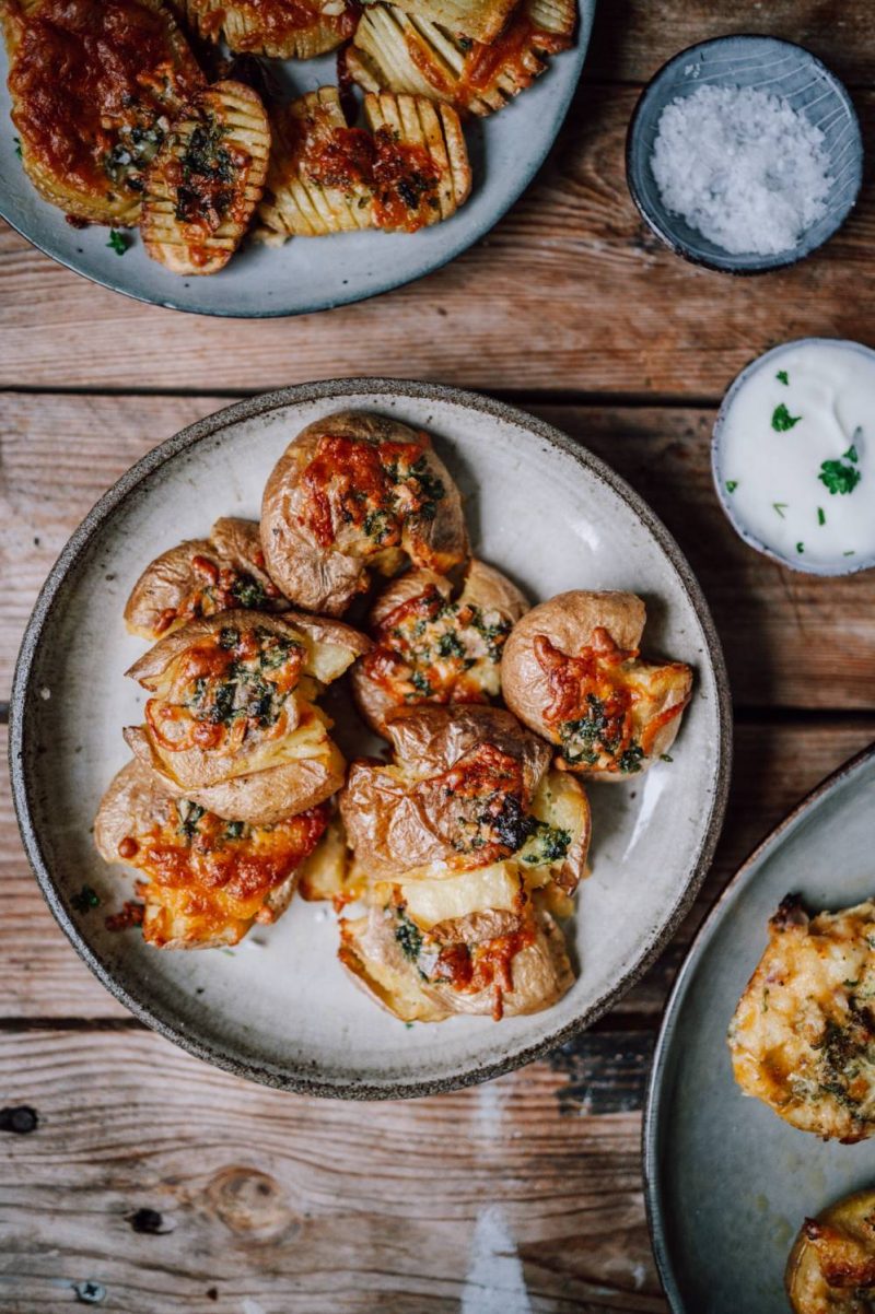 Kartoffeln aus dem Ofen mit Brokkoli und Cheddar und zwei