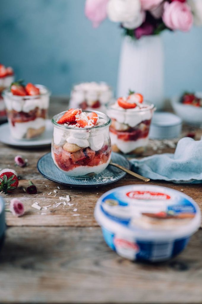 Erdbeer-Rhabarber-Tiramisu: So fruchtig lecker! ⋆ Knusperstübchen