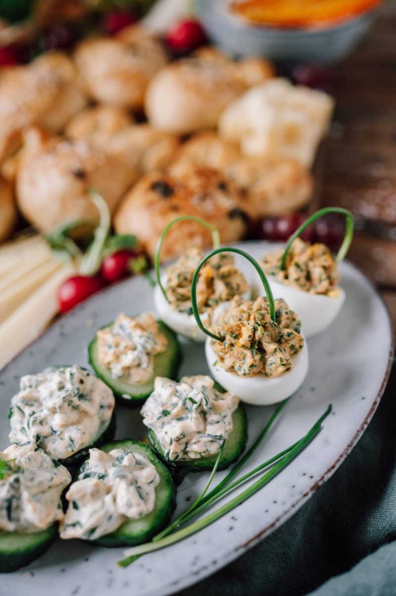 Oster-Snack-Board mit Eiersalat, Käse-Hasenbrot, Deviled Eggs, Bärlauch ...