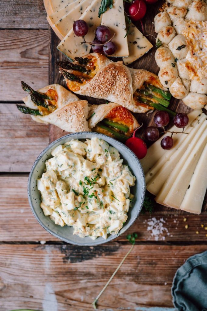 Oster-Snack-Board mit Eiersalat, Käse-Hasenbrot, Deviled Eggs, Bärlauch ...