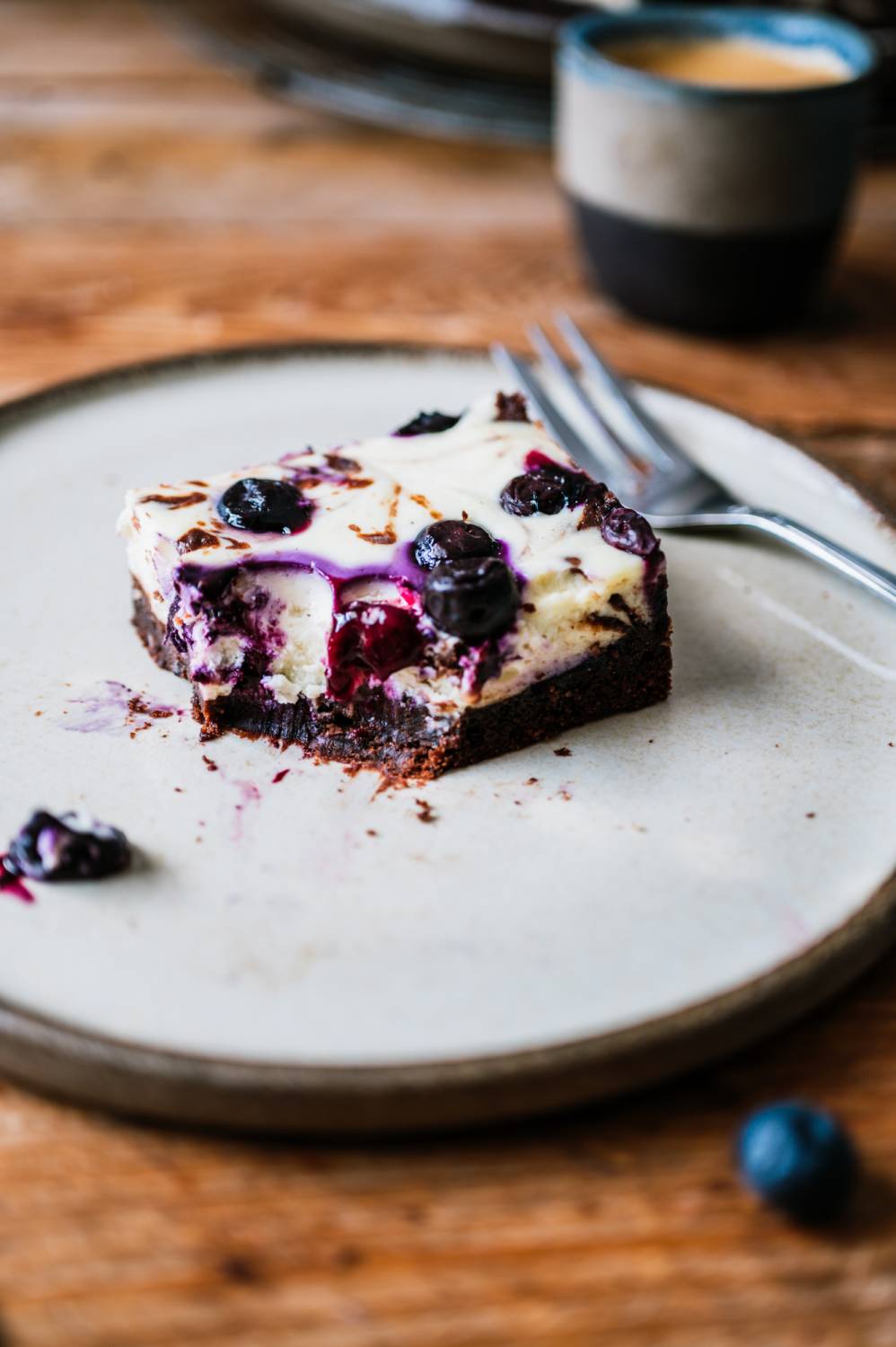 Cheesecake-Brownies mit Blaueeren: Cremig, fruchtig und so schokoladig ...