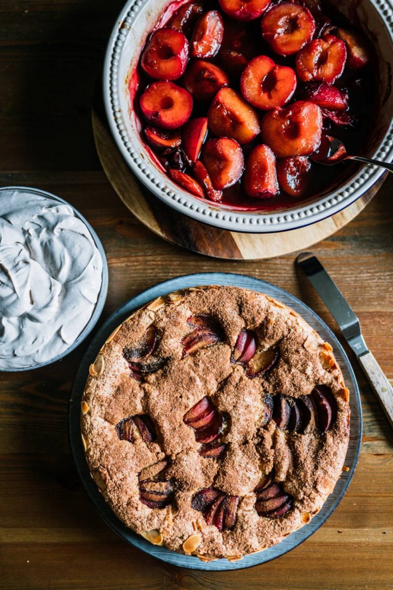 Pflaumenkuchen mit Mandeln, Quarkcreme und Pflaumen auf dem Ofen: Hallo ...