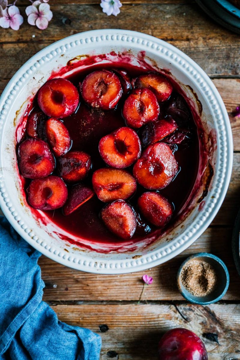 Pflaumenkuchen mit Mandeln, Quarkcreme und Pflaumen auf dem Ofen: Hallo ...