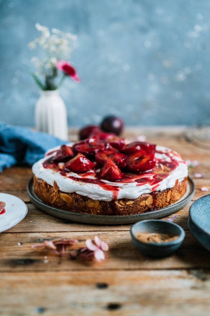 Pflaumenkuchen mit Mandeln, Quarkcreme und Pflaumen auf dem Ofen: Hallo ...