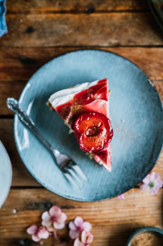 Pflaumenkuchen mit Mandeln, Quarkcreme und Pflaumen auf dem Ofen: Hallo ...