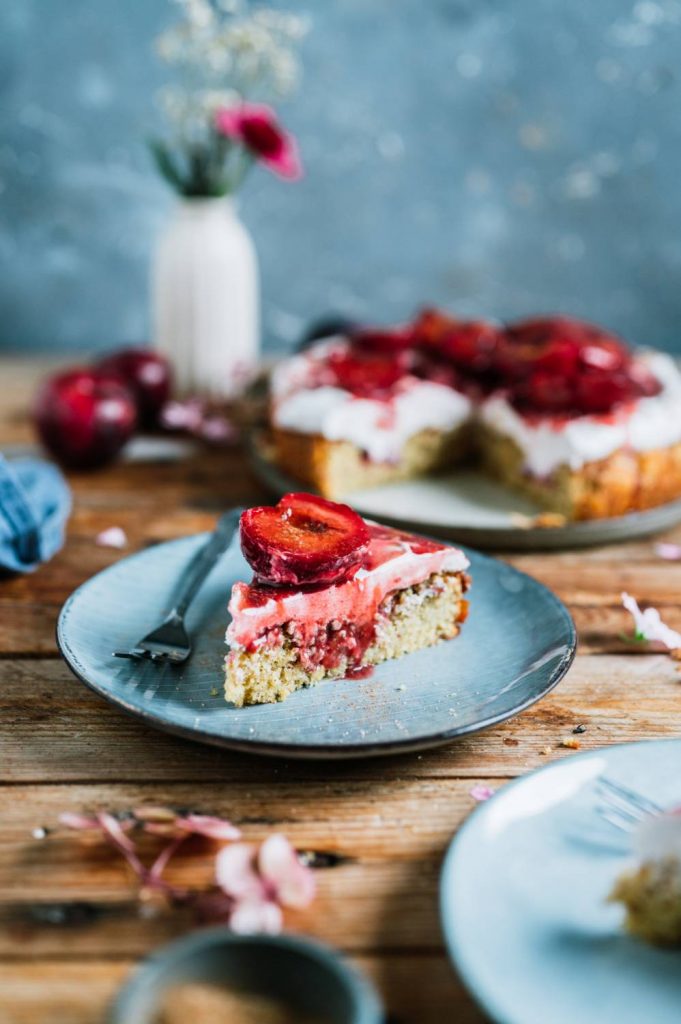 Pflaumenkuchen mit Mandeln, Quarkcreme und Pflaumen auf dem Ofen: Hallo ...