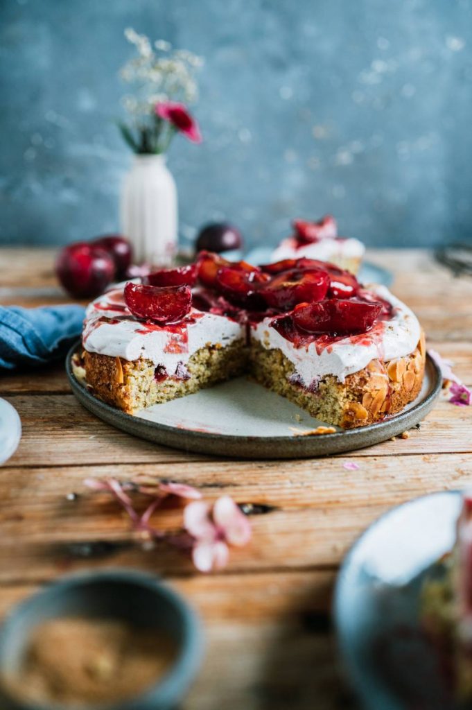 Pflaumenkuchen mit Mandeln, Quarkcreme und Pflaumen auf dem Ofen: Hallo ...