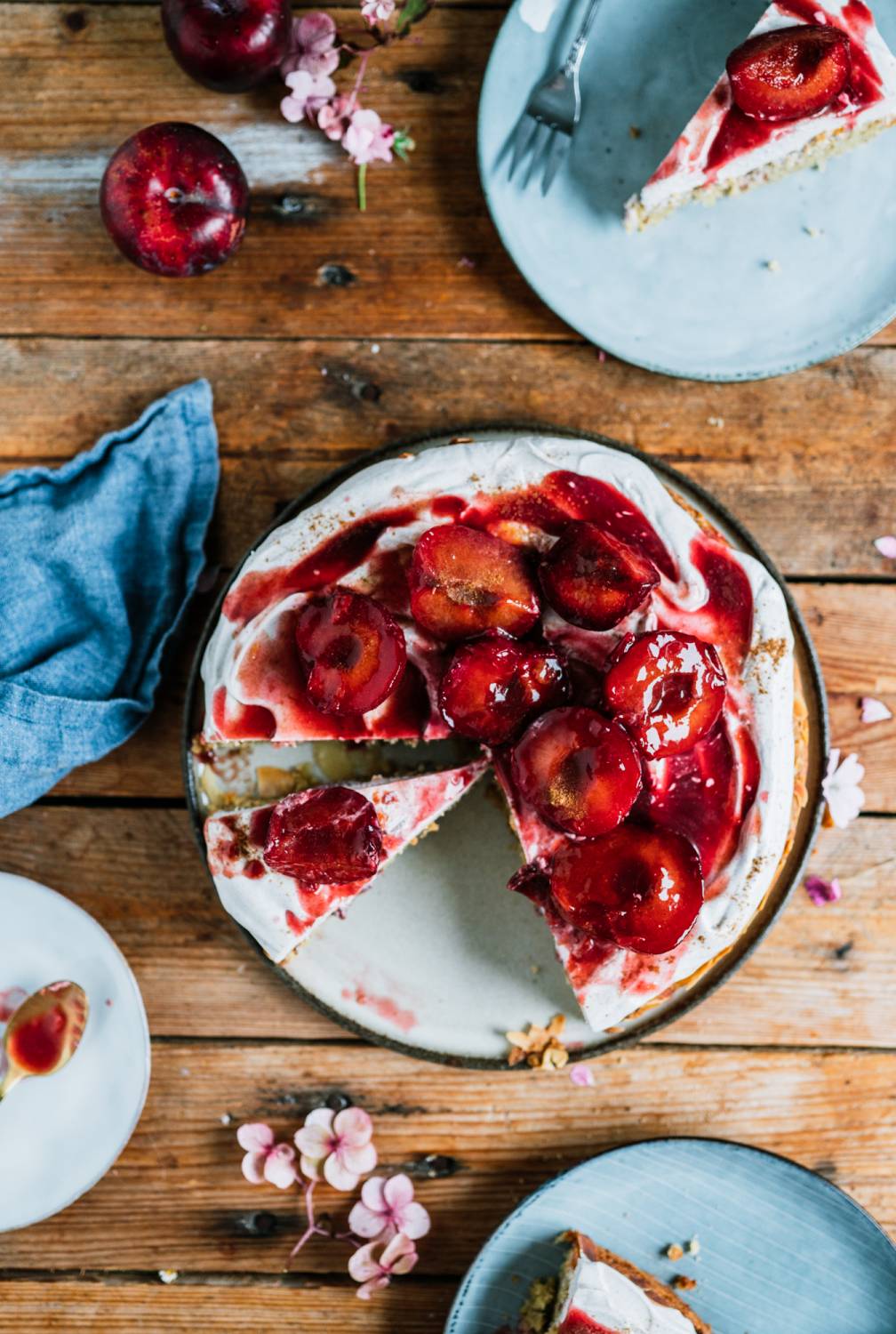 Pflaumenkuchen mit Mandeln, Quarkcreme und Pflaumen auf dem Ofen: Hallo ...