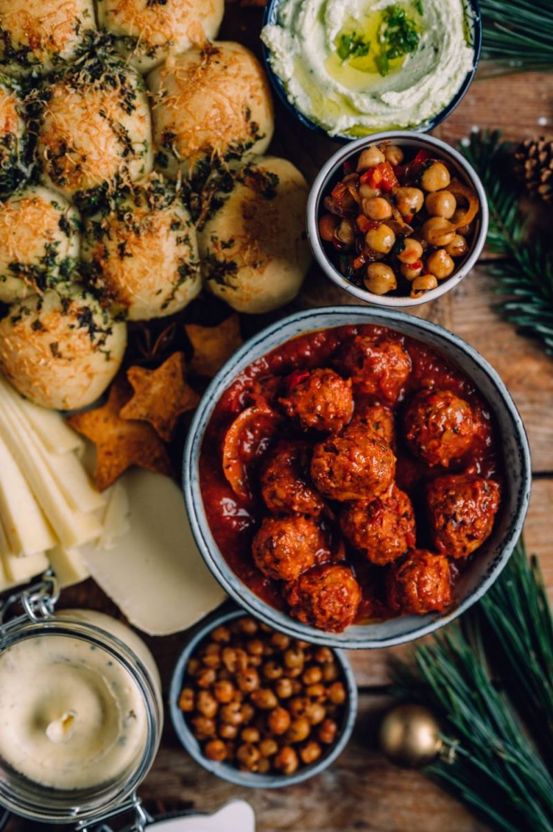 Weihnachts-Snack-Board mit Tannenbaum-Brot, Dips, mediterraner ... Weihnachts-Snack-Board mit Tannenbaum-Brot, Dips, mediterraner ...