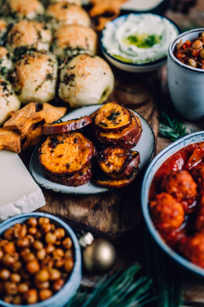 Weihnachts-Snack-Board mit Tannenbaum-Brot, Dips, mediterraner ... Weihnachts-Snack-Board mit Tannenbaum-Brot, Dips, mediterraner ...