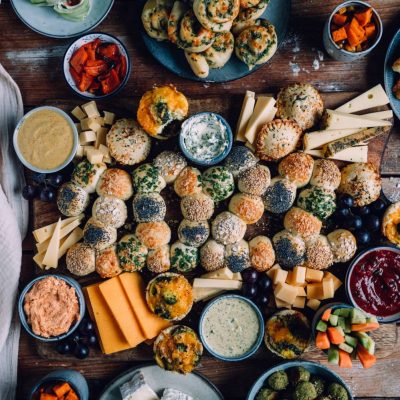 Silvester-Snacks und Cheese Board: Jahreszahl-Brötchen, verschiedene Dips und mehr für ein Silvester-Buffet