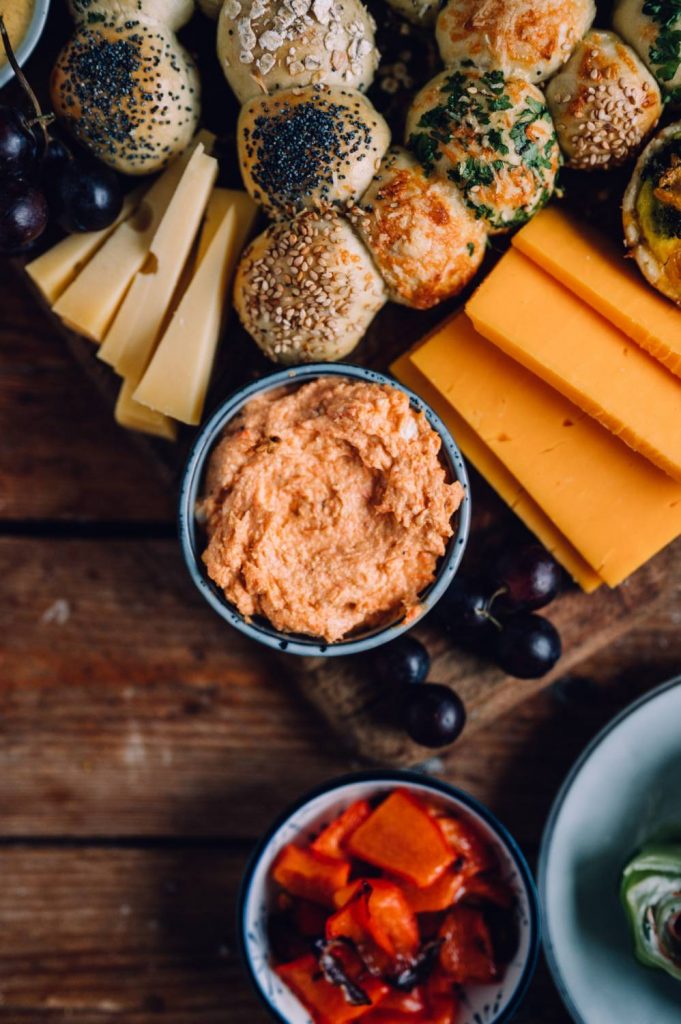 Silvester-Snacks und Cheese Board: Jahreszahl-Brötchen, verschiedene ...